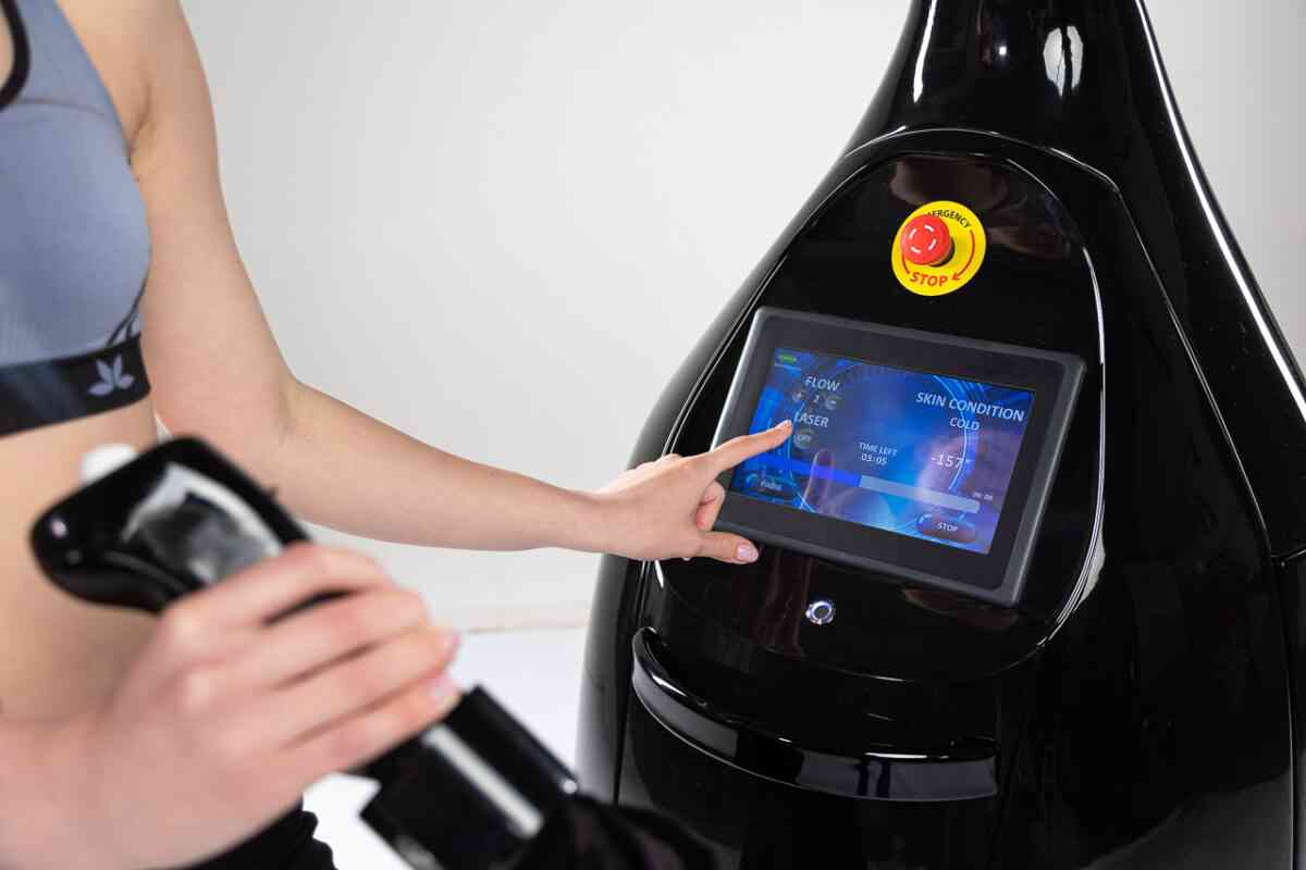 The Iceberg 50L is a high-performance localized cryotherapy system designed to apply ultra-cold nitrogen vapor to specific areas of the body for rapid therapeutic effect. Using a built-in 50L liquid nitrogen tank, the system delivers vapor at approximately -160°C (-256°F) with zero humidity, instantly triggering a physiological response on the skin. This rapid exposure to extreme cold causes vasoconstriction (narrowing of blood vessels) followed by reactive vasodilation, resulting in increased circulation, 